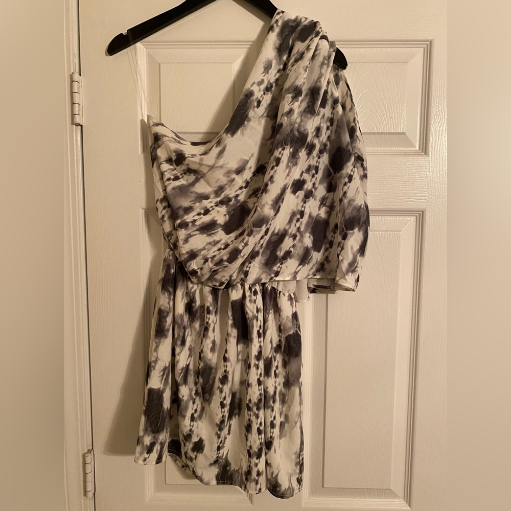 South Boutique Women’s Elegant One-Shoulder Black and White Dress Large. NWT.